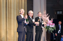 シャンパン抜詮　左から矢野副会長、香西会長、設楽実行委員長