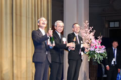シャンパン抜詮 左から矢野副会長、香西会長、設楽実行委員長